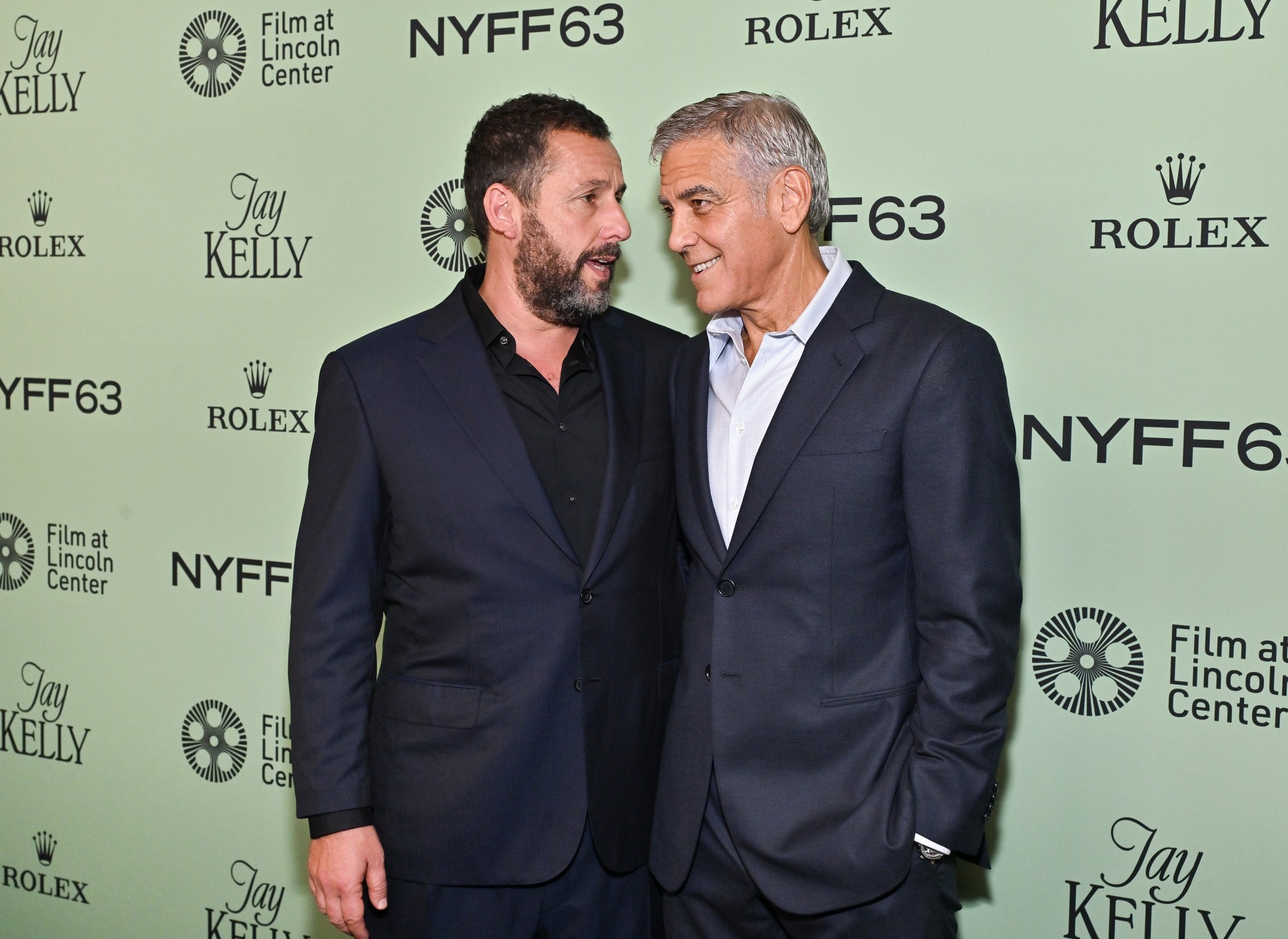 Americký herec George Clooney s kolegom Adamom Sandlerom.