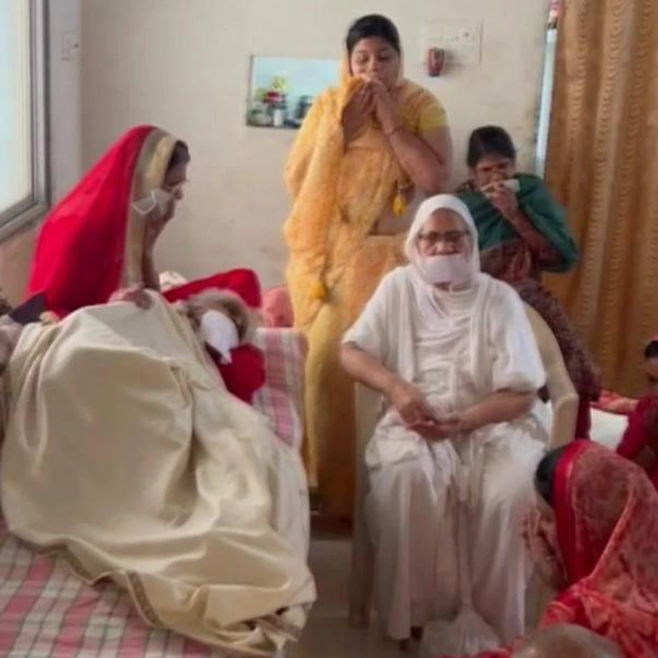 Sajar Devi leži na sofi, okružena porodicom, tokom poslednjeg posta | Foto: Pranay Modi