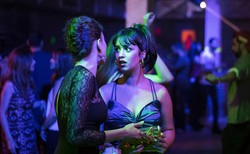 "Piękna i bestie". Kiedy cały kraj jest więzieniem dla kobiet [RECENZJA]