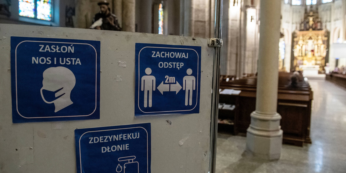 Duchowni zachęcają wiernych do uczestnictwa w mszach świętych.