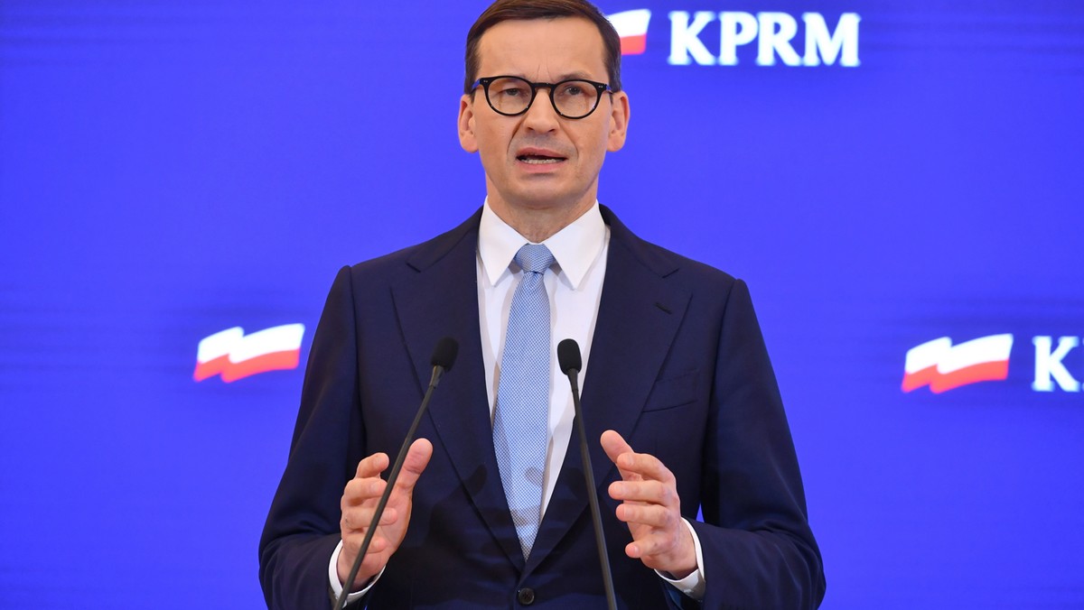 Warszawa, 22.04.2022. Premier Mateusz Morawiecki podczas konferencji prasowej w KPRM w Warszawie, 22 bm. Rząd przyjął projekt nowelizacji ustawy o PIT, który zakłada obniżenie od 1 lipca br. dolnej stawki tego podatku z 17 do 12 proc.