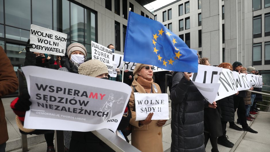 Protest w obronie zawieszonych sędziów