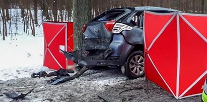 Koszmar! Citroen wjechał wprost pod tira. Z wraku wyciągnięto dwa ciała