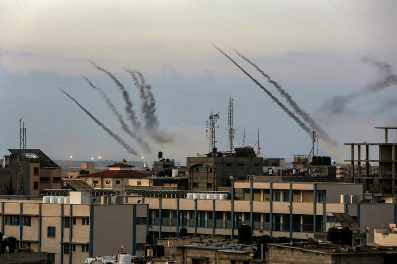 Widok na rakiety wystrzelone w kierunku Izraela ze strefy Gazy