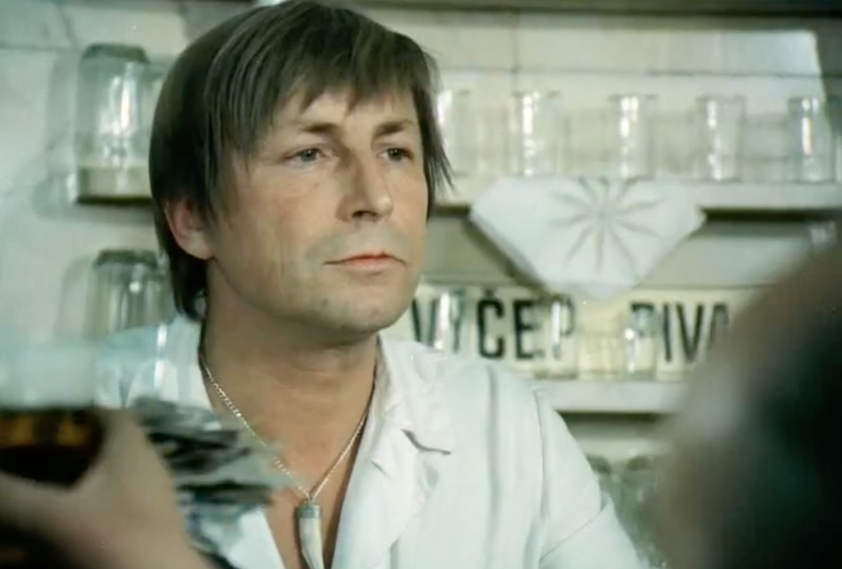 Český herec Karel Novák vo filme Jáchyme, hoď ho do stroje!