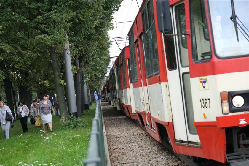 Tramwaje stają, bo nie ma prądu