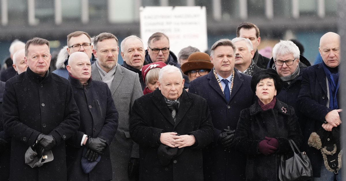 Awantura przed miesiecznicą. Tajemniczy mężczyzna obok Macierewicza. "Co ty za jeden jesteś?"
