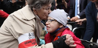 Uczestniczka powstania kolejny raz przed Sejmem. Przyniosła pączki