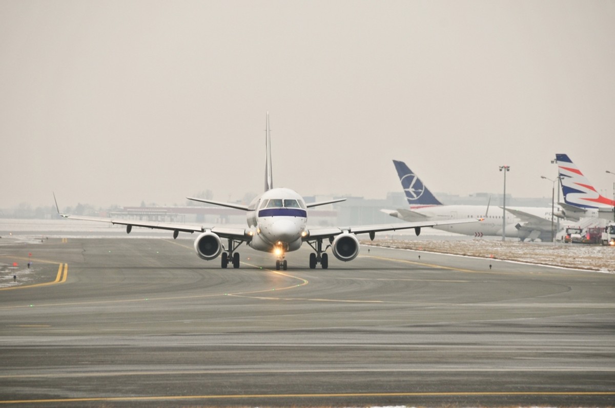 Zima zaskoczyła służby lotniskowe. Ważne informacje dla podróżujących