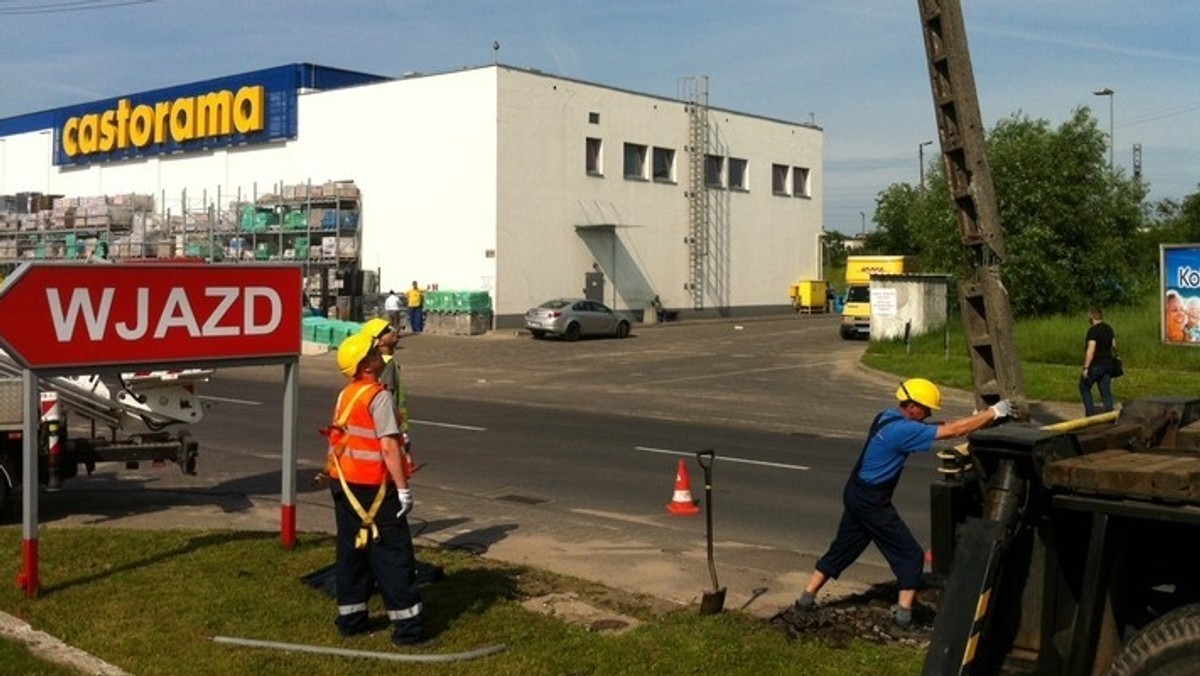 Utrudnienia w ruchu i... słup do wymiany - to efekty zderzenia tira ze słupem przy ulicy Góreckiej.