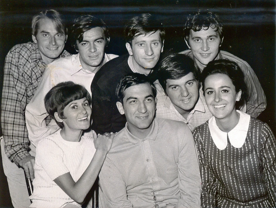 Kolege sa klase: sede (sleva) Đurđija Cvetić, Ivan Bekjarev, Branko Cvejić, Svetlana Bojković. Gore: Tanasije Uzunović, Josif Tatić, Dušan Đurić i Gojko Šantić