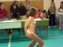 Młoda nauczycielka rozebrała się dla uczniów