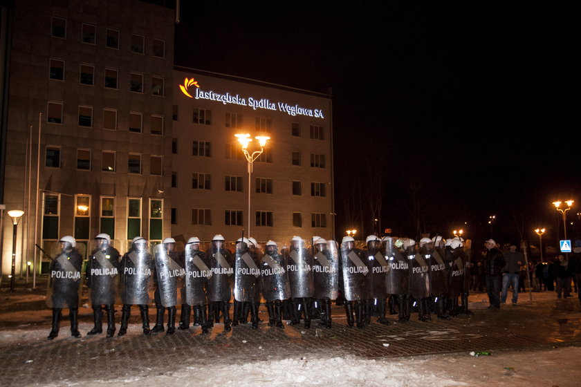 Jastrzebie Zdrój. Policja nocą przed siedzibą JSW 