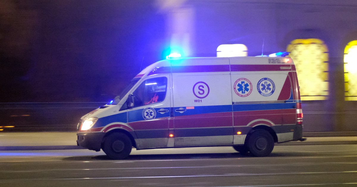 Zamarznięty chodnik, wrząca woda i gęsta para. 20-latka wpadła do rozlewiska w centrum Warszawy