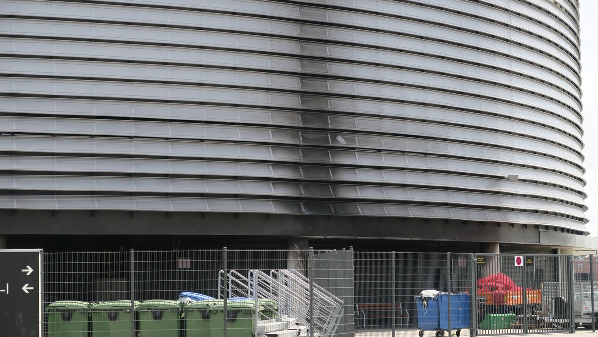 Pożar śmietnika pod Areną Lublin mógł skończyć się bardzo poważnie. Na szczęście w porę zainterweniowała ochrona obiektu i straż pożarna. Trwa ustalanie czy doszło do celowego podpalenia kontenera i szacowanie strat.