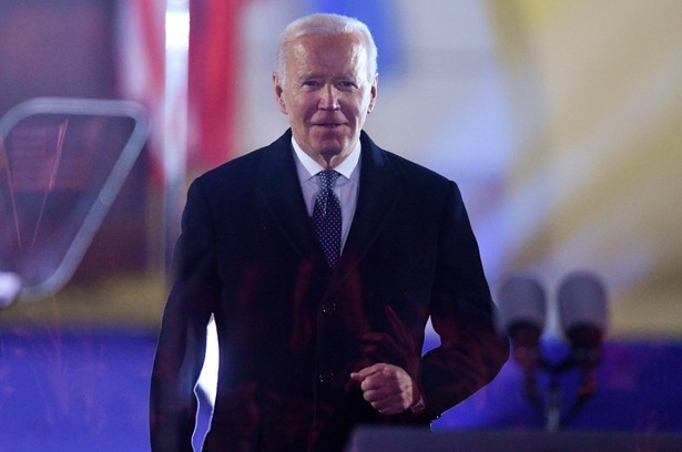 Warszawa, 21.02.2023. Pierwszy dzień oficjalnej wizyty prezydenta USA Joe Bidena w Warszawie, 21 bm. Prezydent Stanów Zjednoczonych Joe Biden przed rozpoczęciem przemówienia do narodu polskiego w Arkadach Kubickiego w ogrodach Zamku Królewskiego w Warszawie. (jm) PAP/Radek Pietruszka