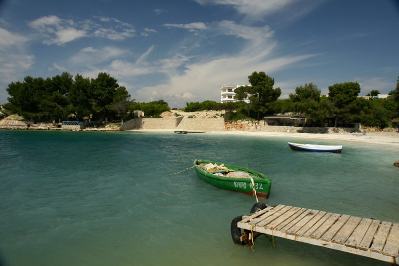 Ksamil na południu Albanii przyciąga wspaniałymi plażami i widokiem na greckie Korfu.