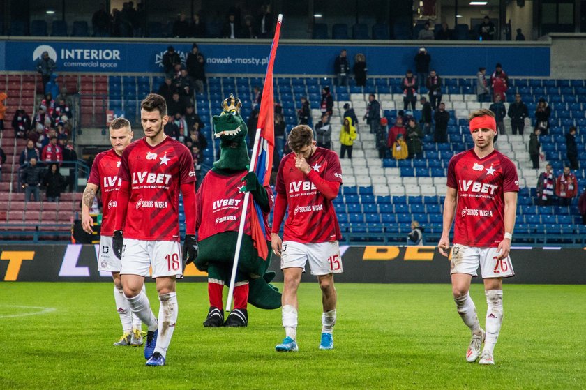 Po ośmiu porażkach z rzędu cierpliwość działaczy w Krakowie się wyczerpała i z Wisły zwolniono trenera Macieja Stolarczyka (47 l.).