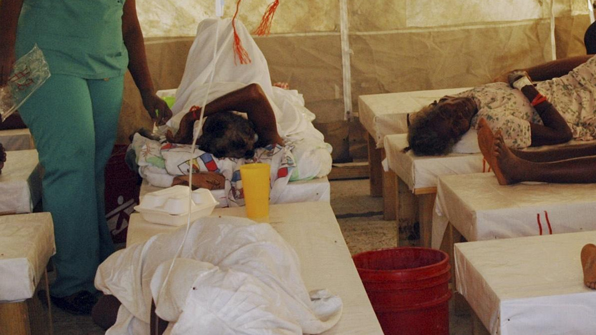 Nawet 200 tysięcy mieszkańców Haiti może wkrótce zachorować na cholerę - oświadczył w poniedziałek w Nowym Jorku Nigel Fisher, koordynator ONZ ds. pomocy dla Haiti.