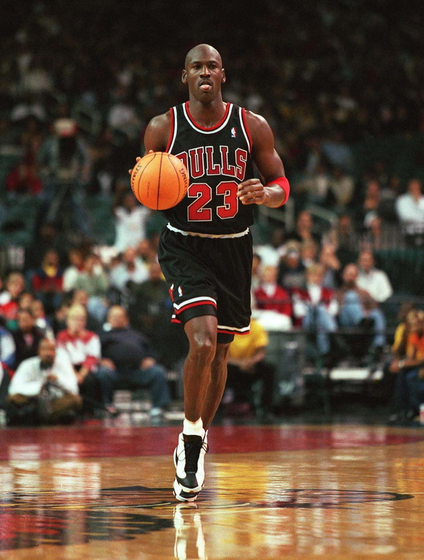 Jego Chicago Bulls w latach 80. i 90. byli dominatorami w NBA, a ich sukcesy przypomina serial „The Last Dance”. 