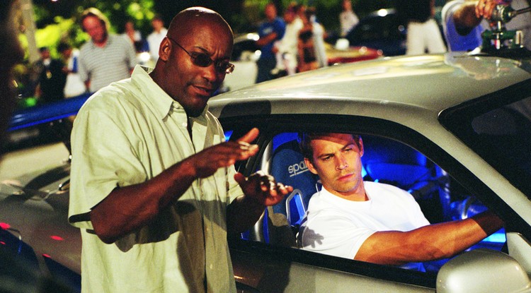 John Singleton és Paul Walker a Halálosabb iramban forgatásán.