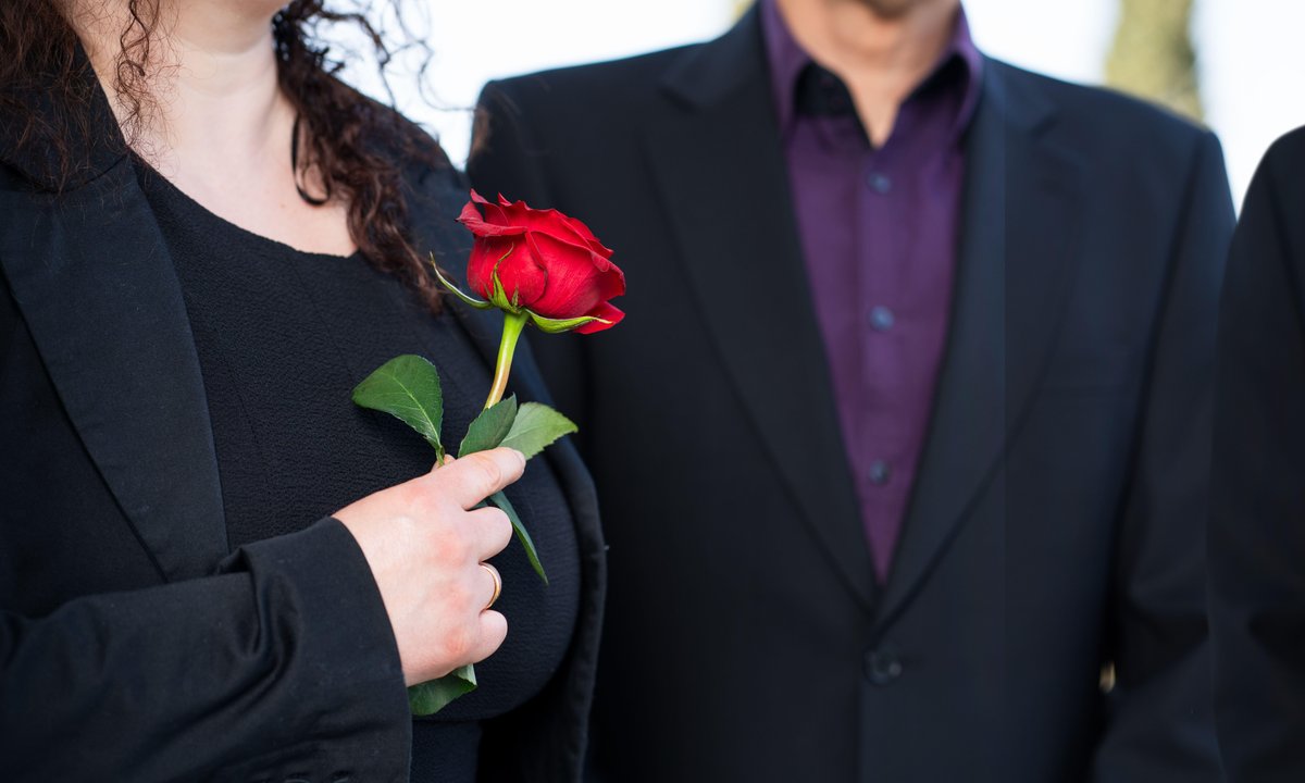 Na czym polega pogrzeb świecki i kto o nim decyduje? Wyjaśniamy