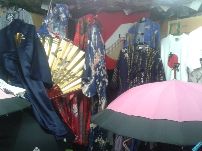 Natomiast widok osoby w tradycyjnym japońskim stroju (kimono lub jukata) należy do rzadkości. Sklepy oferujące ten asortyment w znacznej mierze nastawione są na turystów. Na zdjęciu wnętrze sklepu z kimonami w Osace.