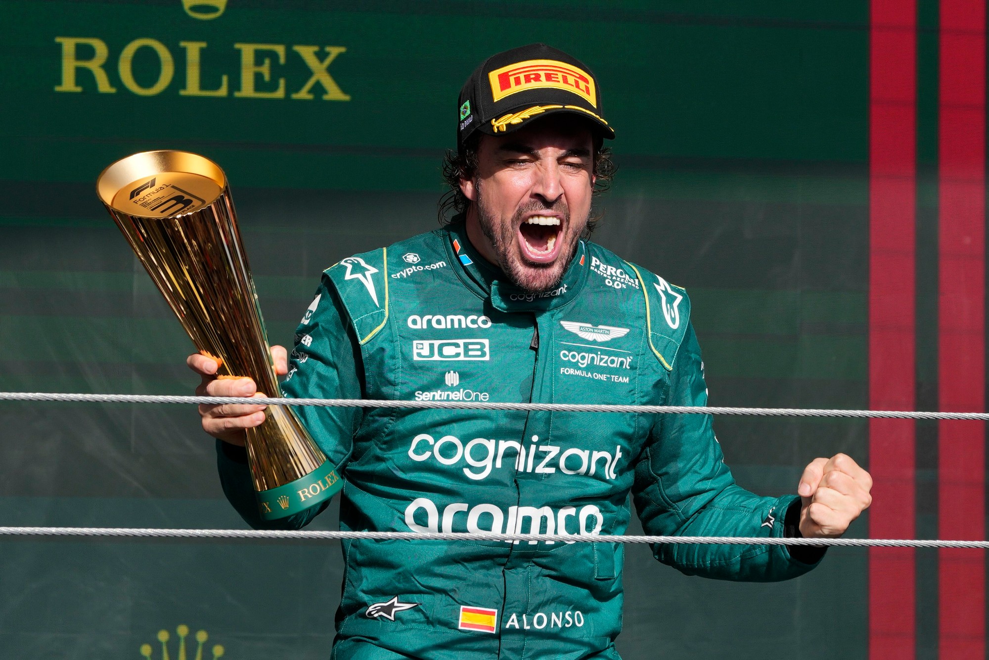Španielsky jazdec Fernando Alonso (Aston Martin) sa teší z pódia na Veľkej cene Brazílie.