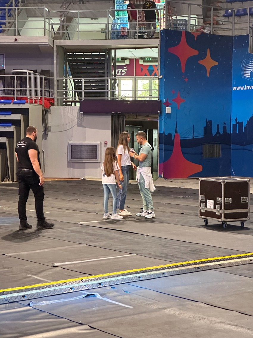 Saša Kovačević sa partnerkom i njenom ćerkom