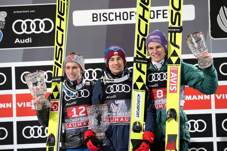 Dekoracja skoczków w Bischofshofen. Kamil Stoch (C) wygrał czwarty konkurs Turnieju Czterech Skoczni w Bischofshofen. Drugie miejsce zajął Norweg Anders Fannemel (L), a trzcie - Niemiec Andreas Wellinger (P)