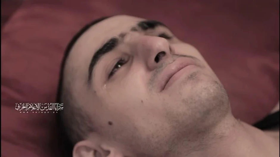 Rom Braslavski, izraelski talac, na snimku koji je objavila grupa Palestinski džihad | Foto: Other