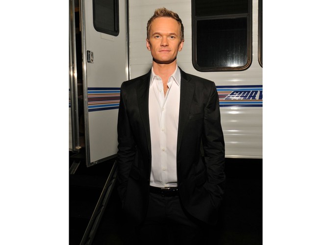 Barney z 'Jak poznałem Waszą matkę'. Kobiety traktuje przedmiotowo a jego jedynym życiowym celem wydaje się być seks z jak największą liczbą nieznajomych dziewczyn