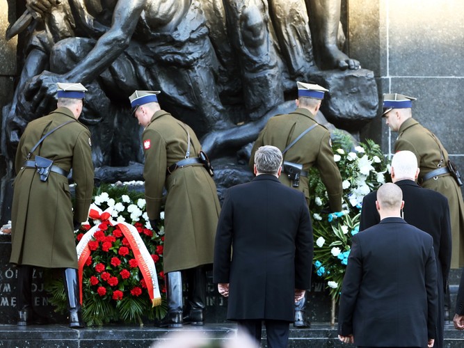Kwiaty pod pomnikiem przy Muzeum Historii Żydów Polskich
