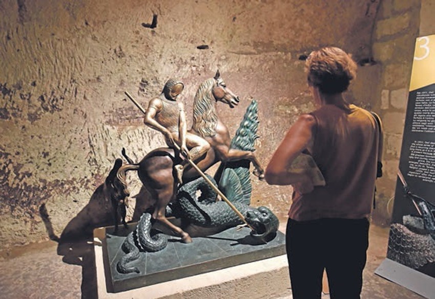 Sv Georgije ubija aždaju, 1984,bronza, visina 148 cm