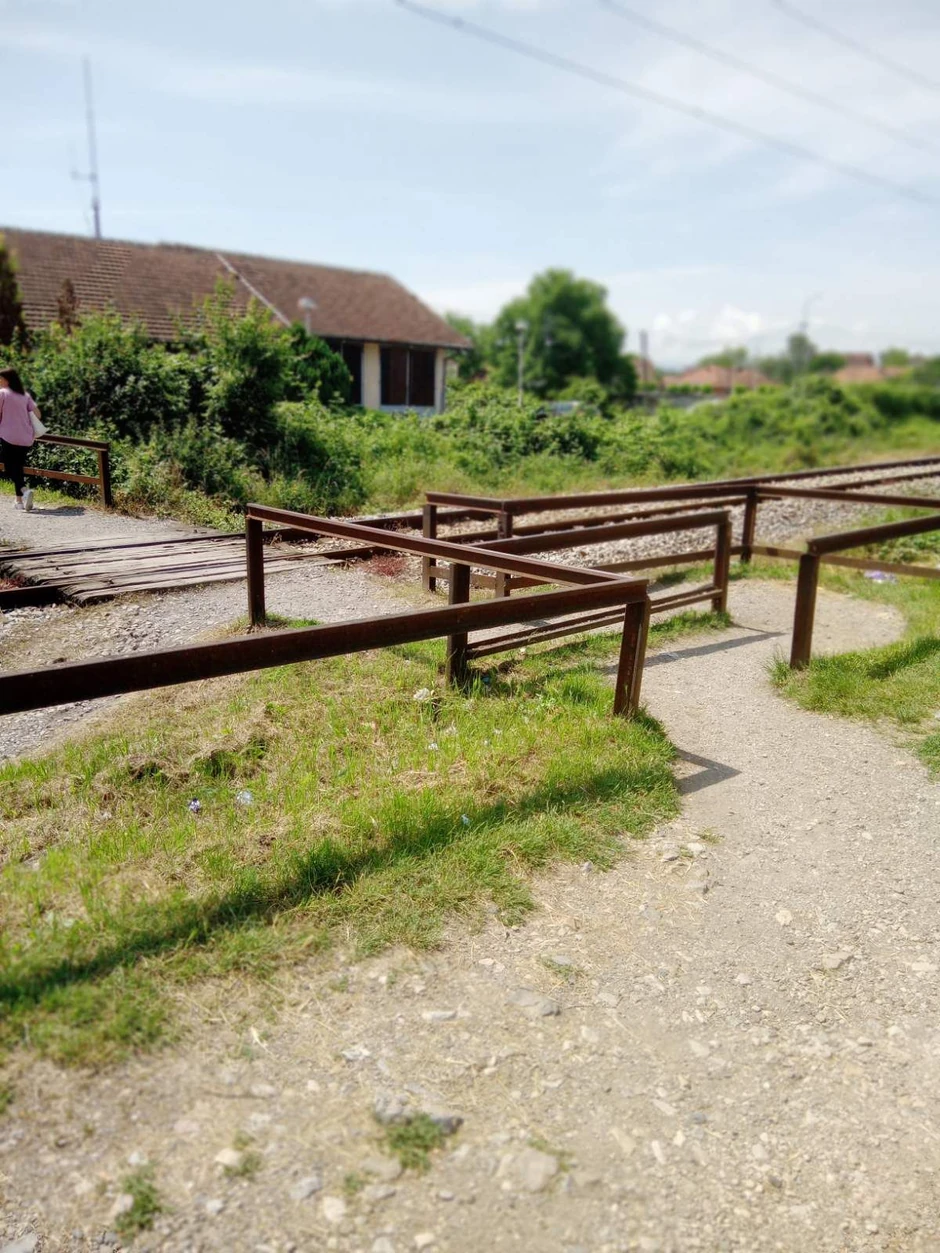 Cik-cak prelaz preko pruge, zgrada u pozadini je zgrada elektrodistribucije