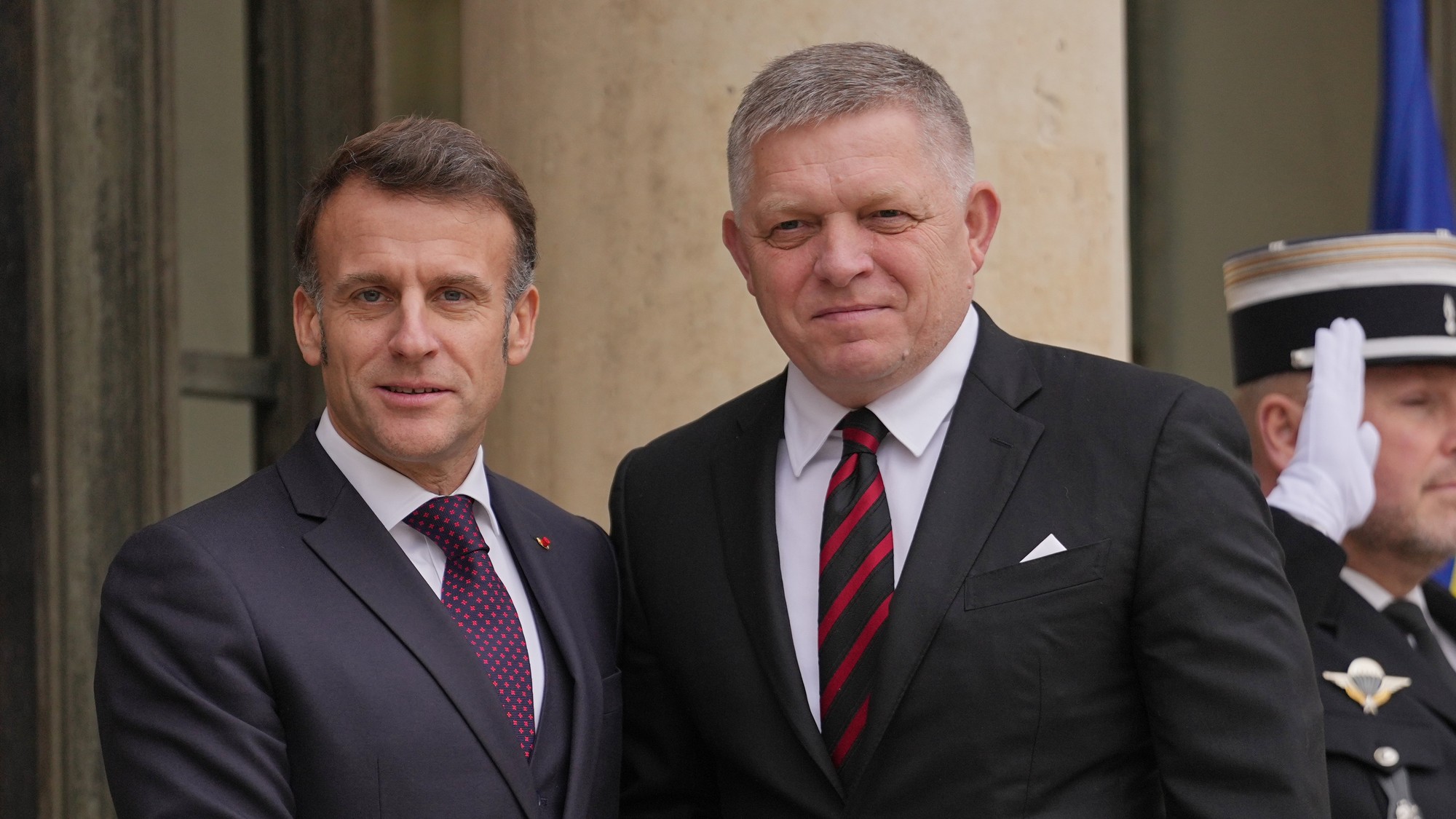 Slovenského premiéra Roberta Fica prijal francúzsky prezident Emmanuel Macron.