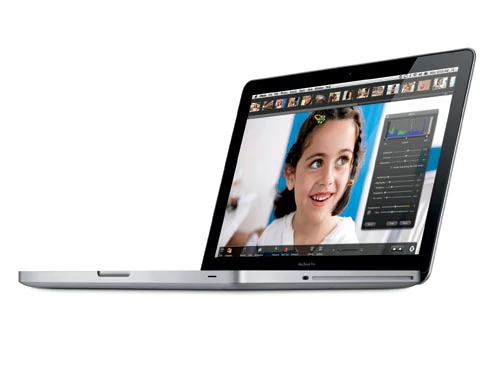 MacBook Pro z ekranem o przekątnej 13 cali z procesorem Intel Core 2 Duo taktowanym zegarem 2,66 GHz