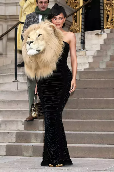 Kylie Jenner w kontrowersyjnej sukience Schiaparelli Fot. MCvitanovic / SplashNews.com
