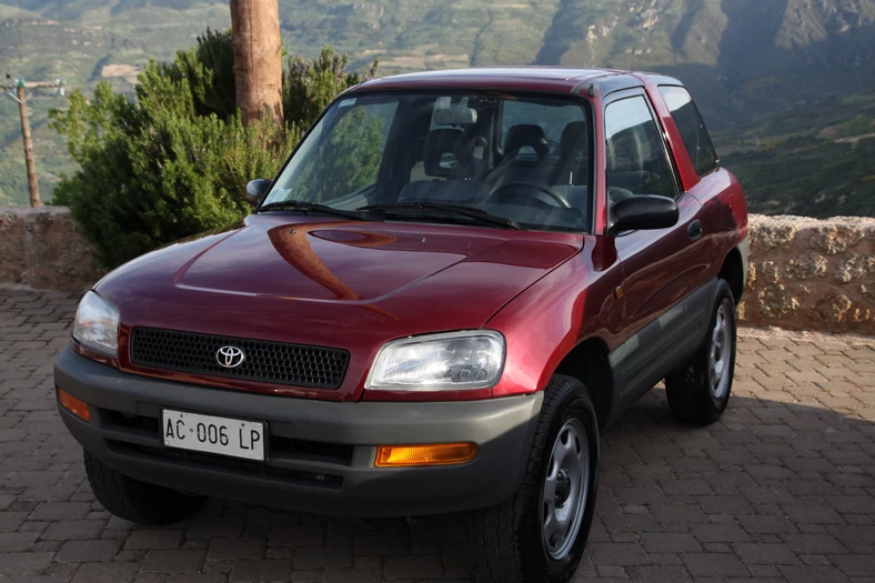 Toyota RAV4 - I Generacja(1994-2000). Pierwszy miejski samochód 4x4, początkowo oferowany z nadwoziem 3-drzwiowym. Kompaktowy i lekki.