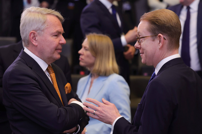 Minister spraw zagranicznych Finlandii Pekka Haavisto i minister spraw zagranicznych Szwecji Tobias Billstrom podczas drugiego dnia spotkania ministrów spraw zagranicznych NATO w Brukseli, 5 kwietnia 2023 r.