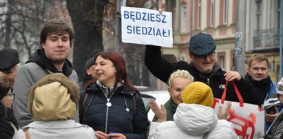 Protesty przed spotkaniem z Kaczyńskim w Legnicy. Okrzyki: będziesz siedział! Pierwszy raz... było tak blisko!