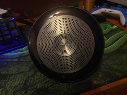 Jabra 750 - latający spodek do rozmów online. Tylko uważajcie na domowe zwierzaki [TEST]