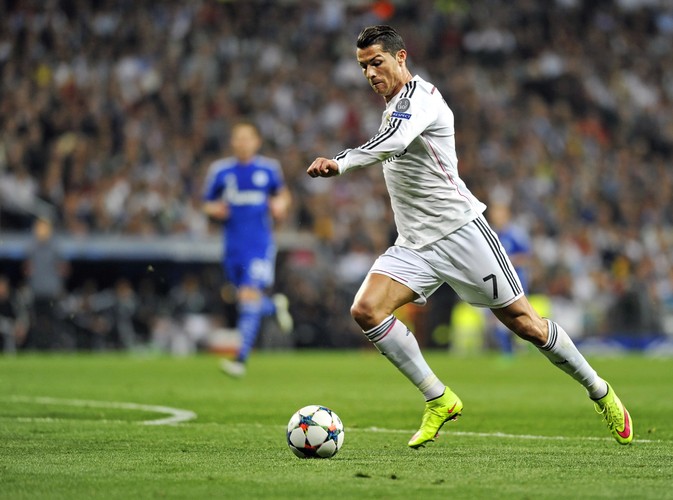 <strong>1. Cristiano Ronaldo</strong>
<br><br>
Z zeszłorocznym zestawieniu najlepiej zarabiających sportowców na pierwszym miejscu znalazł się bokser Floyd Mayweathwer, który za jedną walkę otrzymał 300 mln dolarów! W tym roku na szczycie listy bogaczy znalazł się Portugalczyk Cristiano Ronaldo z sumą 88 mln dolarów. Ronaldo od 2009 gra w Realu Madryt. Wcześniej występował w barwach Manchesteru United i Sportingu CP.