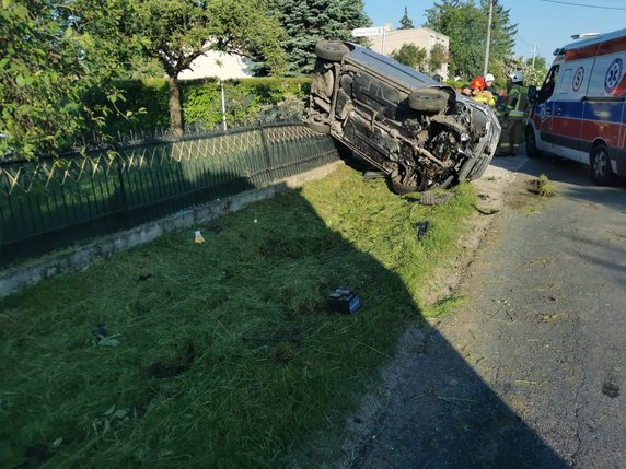 Zasnął za kierownicą samochodu. Obudził się na przydrożnym płocie 