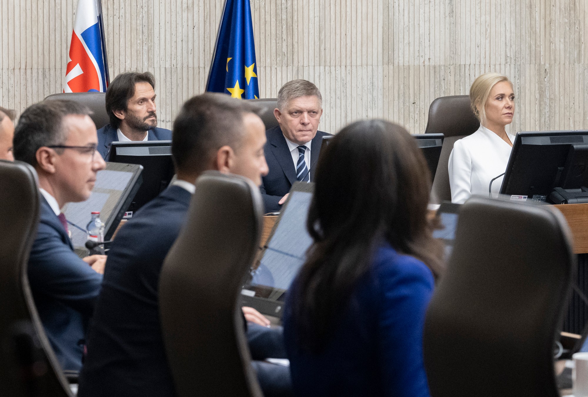 Vládny kabinet sa po vymenovaní a prevzatí agendy zišiel na prvej schôdzi.