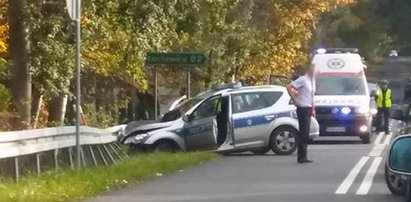 Ranni policjanci i skasowane radiowozy