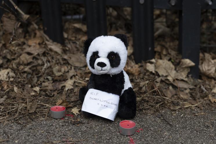A szomszédok és rokonok plüssállatokkal emlékeznek és gyászolják a kicsiket /fotó: Getty Images