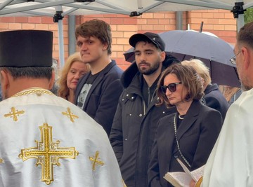 SAHRANJEN DUŠKO VUJOŠEVIĆ: Više od 5.000 ljudi ispratilo legendarnog trenera na večni počinak uz dirljivu pesmu - 6 sveštenika držalo opelo