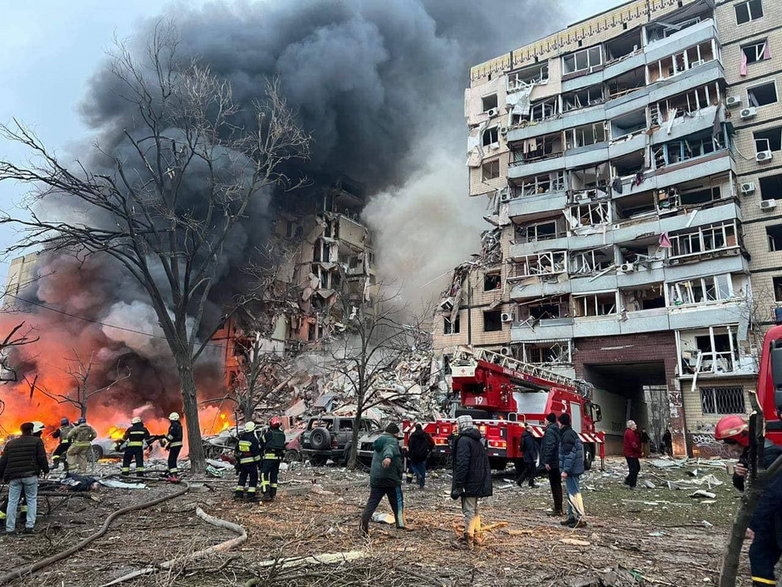 Skutek nalotu z 14 stycznia 2023 r., kiedy wystrzelona z Tu-22M3 rakieta Ch-22 trafiła w budynek mieszkalny w mieście Dniepr. W wyniku eksplozji blisko tonowej głowicy bojowej zginęło wówczas 45 osób, 79 zostało rannych, a około 400 kolejnych straciło dach nad głową.