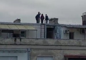 Tinejdžeri na krovu u Beogradu